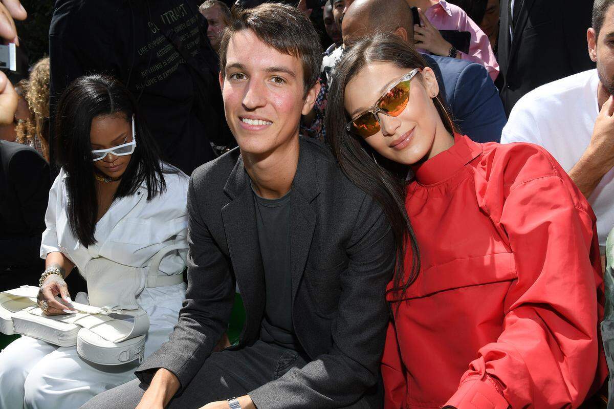 Er sitzt mit Bella Hadid und Rihanna in der ersten Reihe der Modeschauen und sieht dabei aus wie ein Schuljunge. Tatsächlich ist der 26-Jährige Teil der Pariser Familie, der das Luxuskonglomerat LVMH gehört. Er selbst ist CEO der Kofferfirma Rimowa.