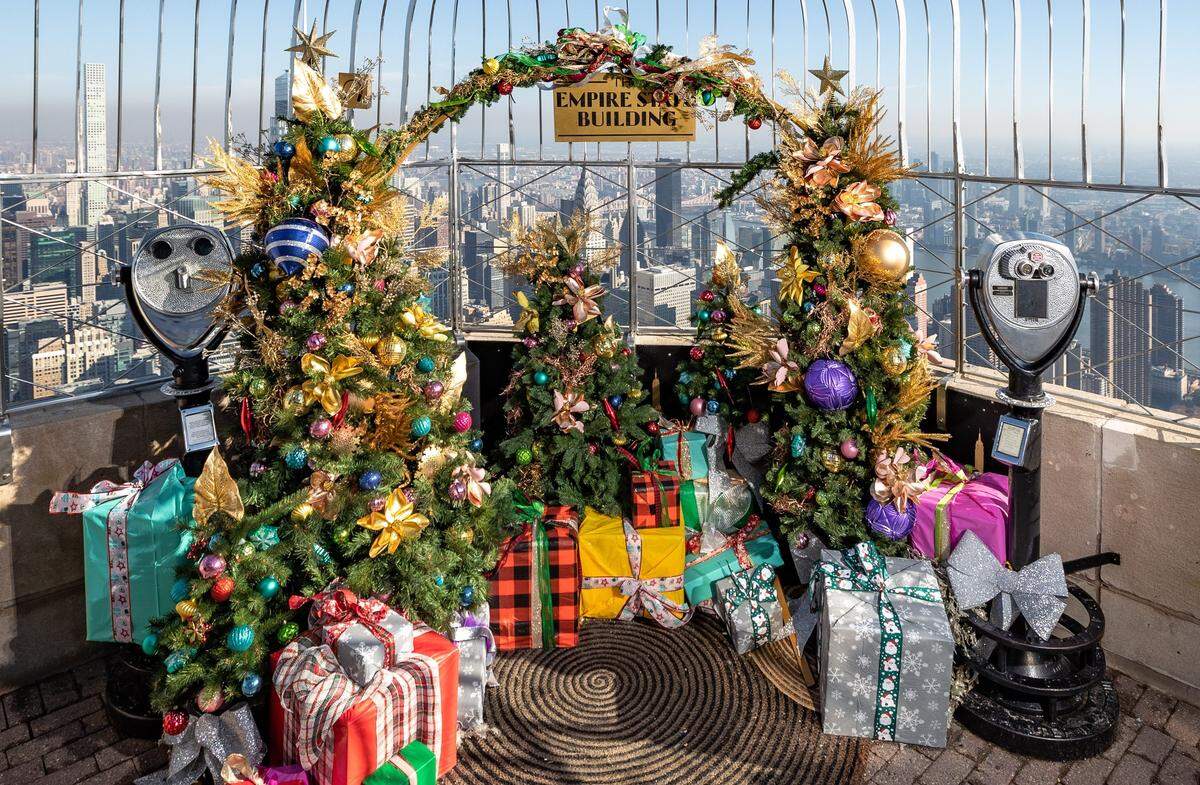 Die weihnachtliche Fotokulisse an der nordöstlichen Ecke des 86. Stockwerks des Observatoriums ermöglicht es den Gästen, ihre jährlichen Weihnachtsporträts vor Kulisse von New York zu machen.