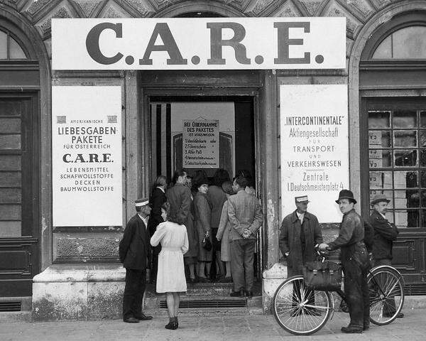 Von 1946 bis 1958 befand sich hier das CARE-Zentralbüro (Cooperative for American Remittances to Europe): die Care-Pakete-Vergabestelle. Die in den Paketen enthaltenen Lebensmittel, Decken und Stoffe linderten die damaligen Versorgungsengpässe.   
