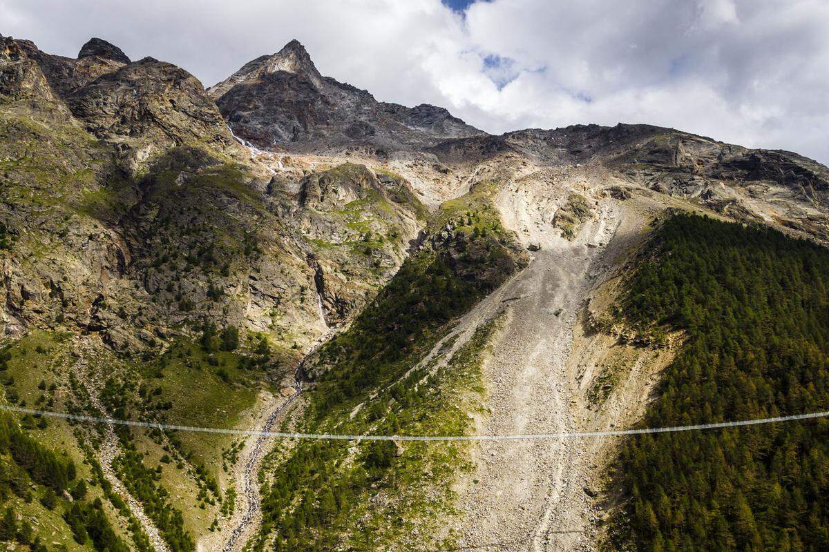 Die Firma Swissrope habe ein besonders Dämpfungssystem eingebaut, so dass die Brücke kaum ins Schwingen gerate. Die Tragseile wiegen acht Tonnen.  