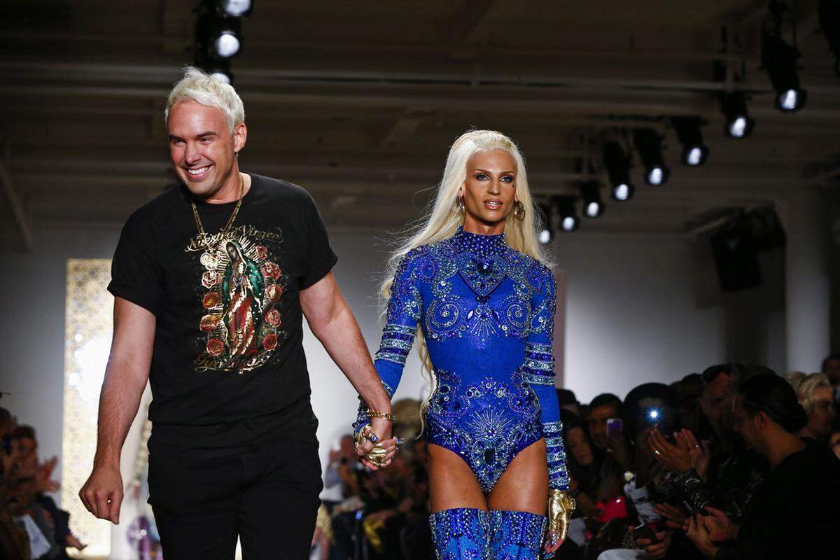 Ein ungewöhnliches Paar geben auch die Designer David und Phillipe Blond ab. Philippe Blond ließ es sich nicht nehmen, zum Schluss über den Catwalk zu flanieren.