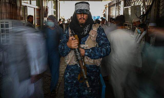 Unter den Augen der Extremisten. Ein Taliban-Kämpfer patrouilliert auf einem Markt in Kabul.