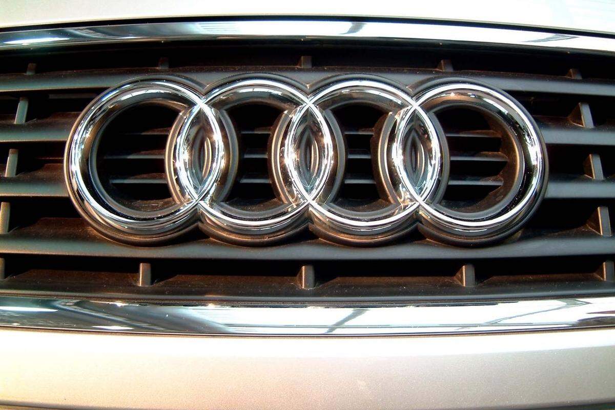 Latein mochte man auch in Deutschland. Denn auch der Name der zu VW gehörenden Marke Audi ist ein lateinisches Wort - und zwar der Imperativ von audire ("hören"): also "höre" oder "horch". Entstanden ist der Name, nachdem Firmengründer August Horch die Namensrechte an seiner ersten nach ihm benannten Firma verloren hatte ...