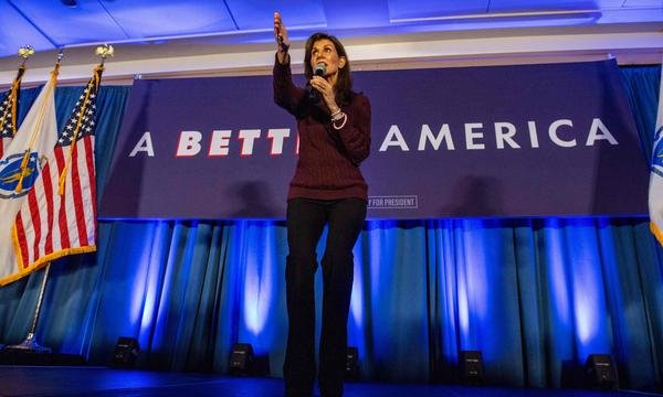 „A better America“ war Nikki Haleys Wahlkampfslogan, mit dem sie gegen Donald Trump angetreten ist. Nun ortet sie dennoch in Donald Trump den besseren Kandidaten.