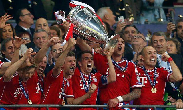 Bayern-Spieler mit Pokal