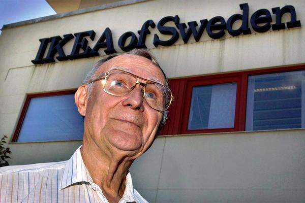 Ingvar Kamprad, der Gründer des schwedischen Möbelhauses Ikea, ist überhaupt der reichste Schweizer. Er lebt seit den 1970er Jahren in der Ortschaft Epalinges, weil er nach eigenen Angaben die hohen Steuern in Schweden nicht zahlen wollte.