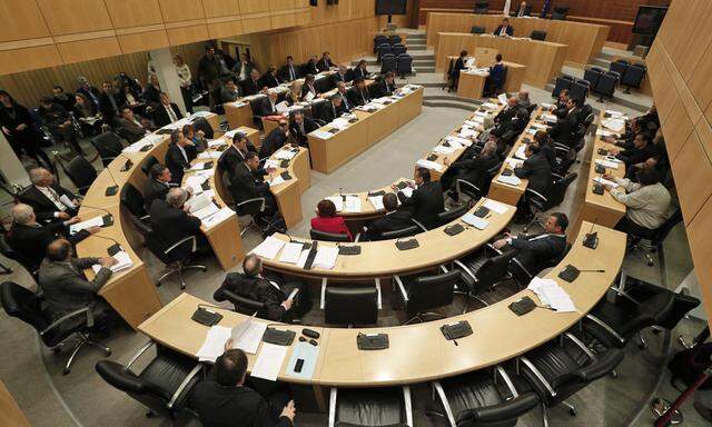 Zypern Parlament entscheidet ueber