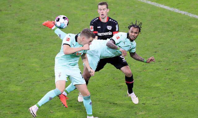 LAZARO Valentino Team Borussia Moenchengladbach bei seinem Tor zum 3 : 4 mit GINTER Matthias und BENDER Sven DFL Fussbal