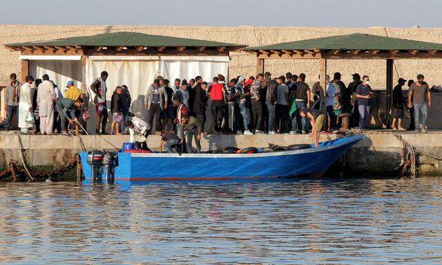 Ein Flüchtlingsschiff legt im Hafen von Lampedusa an.