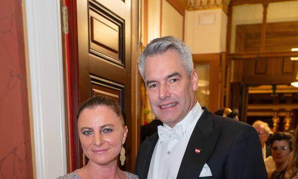 Ball der Wiener Philharmoniker 2024: Bundeskanzler Karl Nehammer mit Ehefrau Katharina