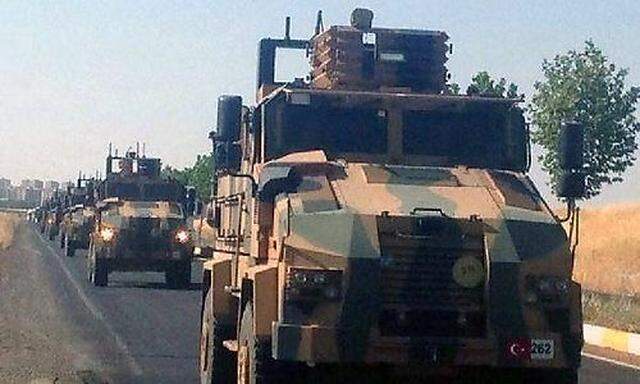 Türkische Militärfahrzeuge in der Nähe der syrischen Grenze