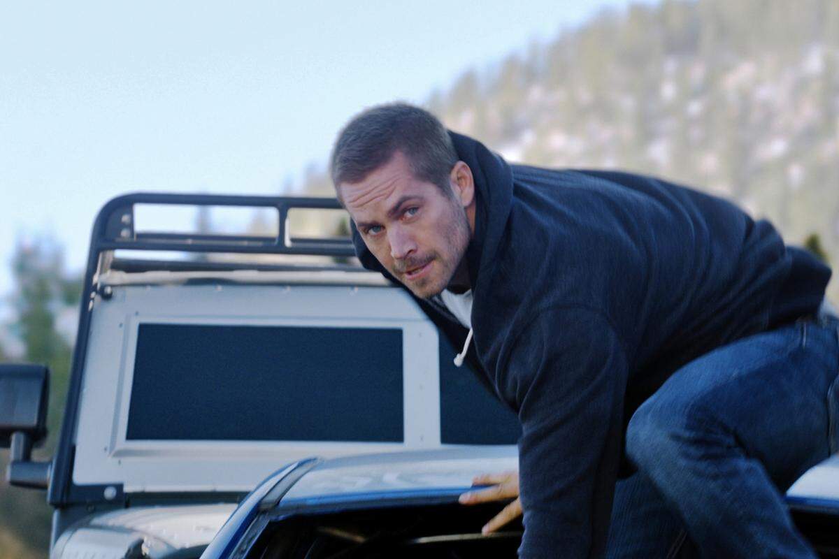 Action-Held Paul Walker starb 2013 während der Dreharbeiten zu „Fast and Furious 7“. Bei der Filmreihe geht es um illegale Autorennen, Walker verunglückte - auf tragische Art passend - bei einem Autounfall. Sein Bruder Cody Walker schlüpfte daraufhin in die Rolle des „Brian O’Conner“ und drehte die letzten Szenen des Films fertig.