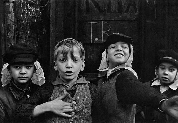 Theatralik, Performance, das sieht man oft in ihren Fotos, die Stadt als Bühne der Kinder. Helen Levitt: New York, 1940