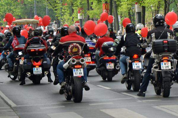 Fahrt aufgenommen haben am 1. Mai auch die "Red Bikers". Ihre Wünsche: "Mehr Motorrad-Abstellplätze, Leitschienen sicherer gestalten und saubere Bikes."