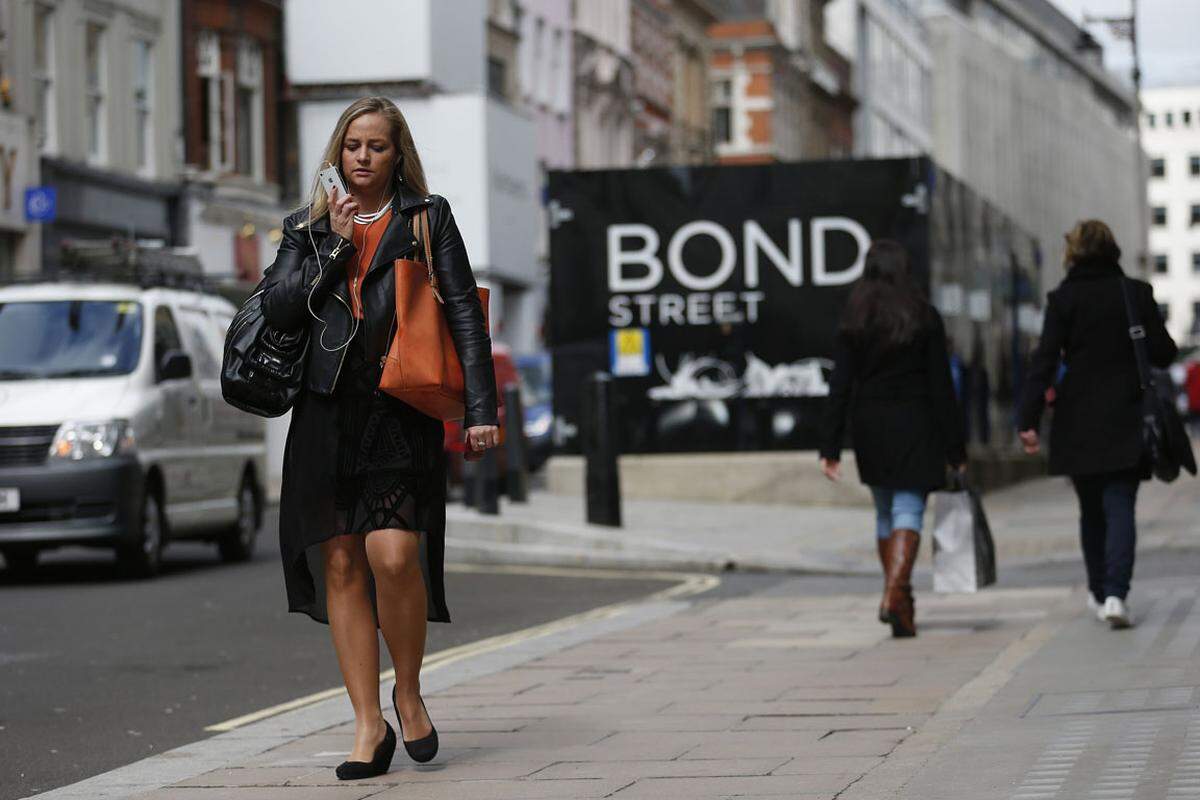 Die New Bond Street im Stadtteil Mayfair in London ist die teuerste Einkaufsstraße der britischen Metropole. Die Attraktivität der Shoppingmeile drückt sich auch in der steigenden Miete aus. Die Mieter müssen um bis zu einem Drittel mehr als im Vorjahr zahlen, das sind pro Quadratmeter bis zu 10.361 Euro.