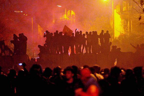 Auch auf dem Tahrir Platz in Kairo versammelten sich bereits in der Nacht tausende Menschen, um mit Leuchtfakeln und Fahnen gegen das Regime zu demonstrieren.