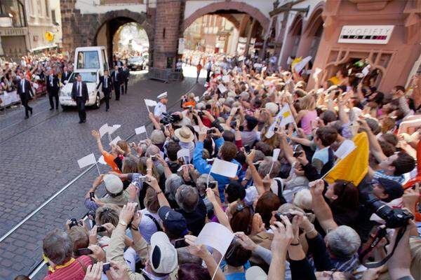 Rund 20.000 Menschen haben den Papst in Freiburg begrüßt. Auf dem Weg zum Münsterplatz nahm sich der Papst im Papamobil Zeit, winkte und segnete die Menschen. Es war ein freundlicher Empfang für den Papst auf der dritten Station seiner Deutschlandreise. Nach der Fahrt durch die Menge zelebrierte der Papst im Münster ein Gebet mit 600 Gläubigen.