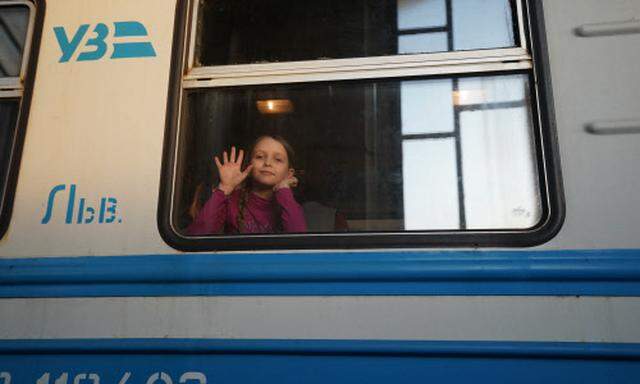 Ein Mädchen im Zug bei Lviv/Lemberg