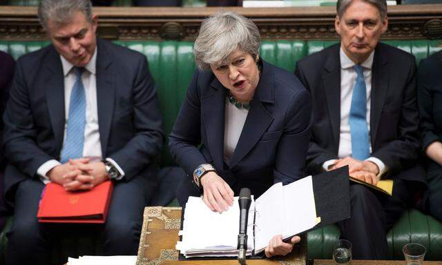 Theresa May verteidigte im Unterhaus erneut ihren Deal, als hätte es kein Votum dagegen gegeben.