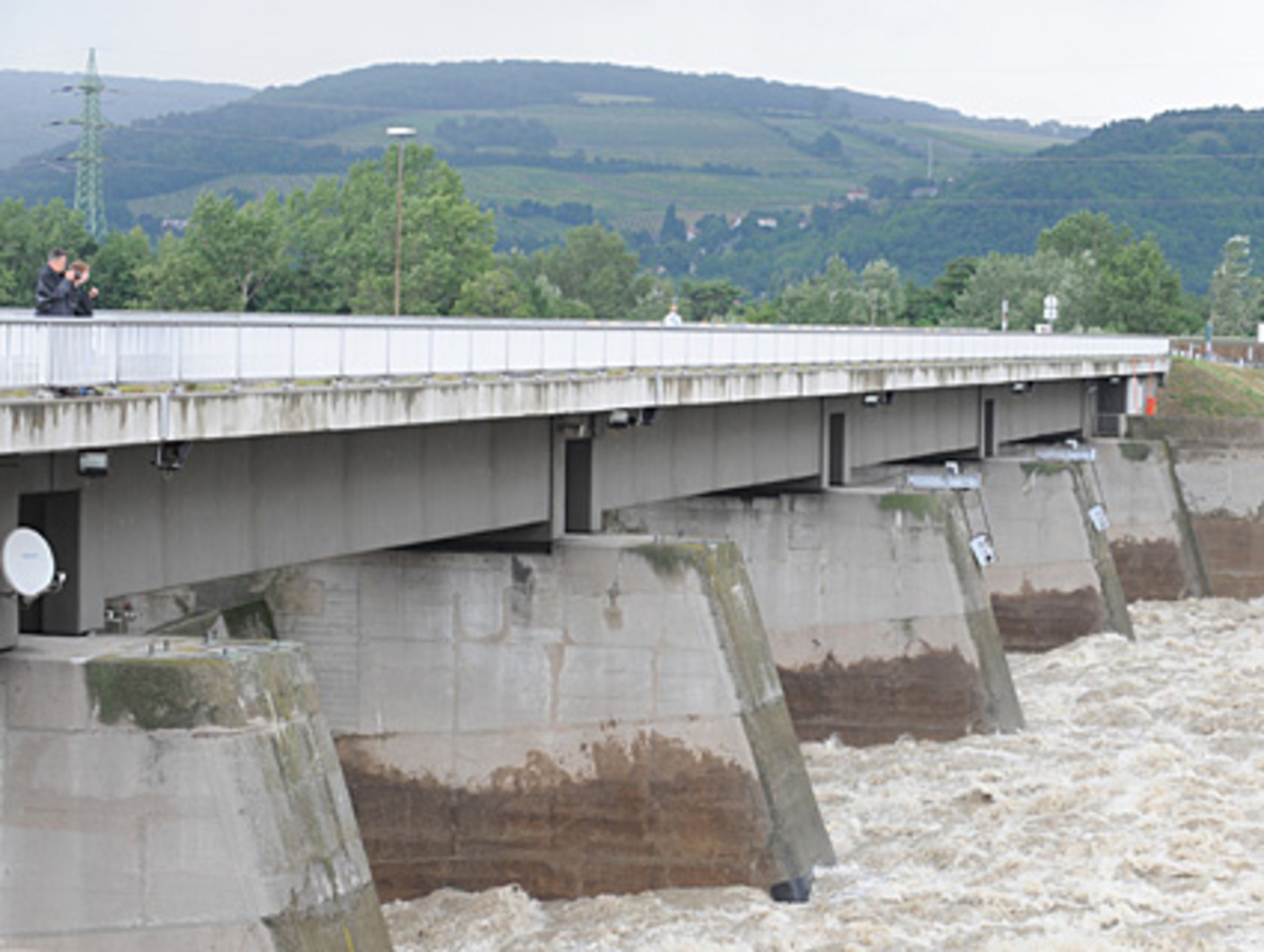 Denn während er sonst mit der Instandhaltung der drei Wiener Wehre beschäftigt ist, bedeuten die drei bis fünf jährlichen Hochwasser („die meisten kriegen die Wiener gar nicht mit“) für ihn: Spannung. „Es ist immer schön“, sagt er, „wenn ein Hochwasser kommt, und man sieht, dass die Technik funktioniert. Manchmal wünscht man sich ein bissl mehr Action“.