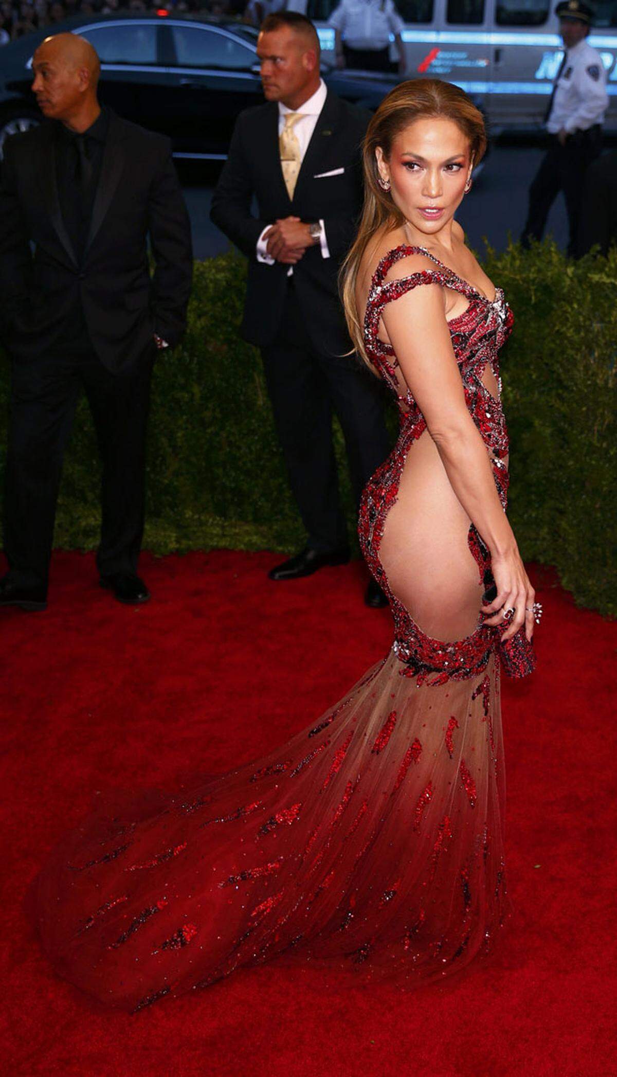 Jennifer Lopez gewährt auch seitliche Einblicke, ...
