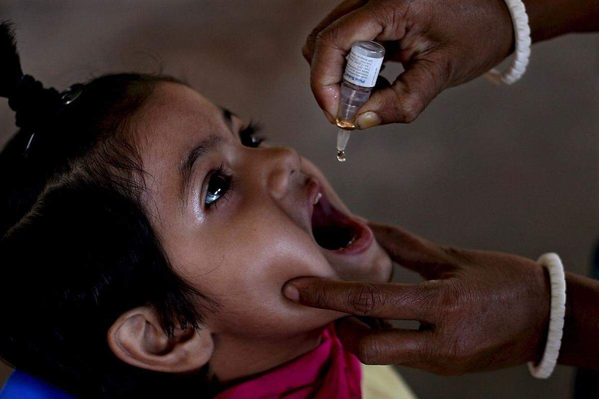 Obwohl es die Krankheit schon lange gibt, wurde sie erst zu Beginn des 20. Jahrhunderts als Infektionskrankheit anerkannt. Oftmals erkrankten nur Kinder oder Jugendliche. Das Virus greift die motorischen Nervenzellen im Rückenmark an und kann zu Lähmungen der unteren Extremitäten führen. 1952 gab es in Amerika eine Epidemie, wo sich 52.000 Kinder infizierten und 3000 starben. Auch während der 1960er Jahre infizierten sich 13.000 Kinder mit Polio, 1500 von ihnen starben.  Polio existiert noch heute in Afrika und Zentralasien. Europa gilt als Polio-frei.