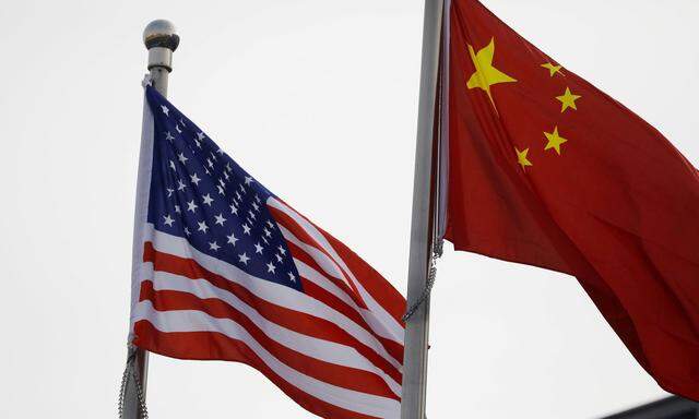 Die Flaggen der USA und Chinas vereint. Das Bild entstand vor dem Bürogebäude eines US-Unternehmens in Peking.