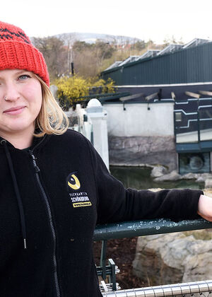 Tierpflegerin Alessa Esau kümmert sich im Tiergarten Schönbrunn hauptsächlich um die Eisbären (rechts im Hintergrund: Eisbärenmännchen Ranzo).