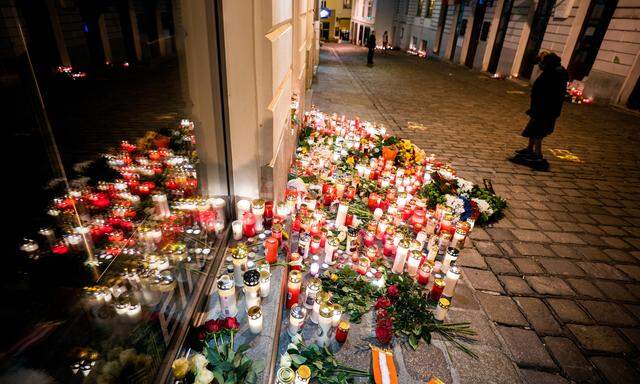 Kerzen am Tatort in der Seitenstettengasse in der Wiener Innenstadt. Anfang November 2020 ermordete ein radikaler Islamist vier Menschen. 
