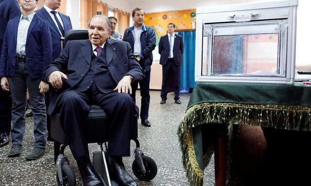 Präsident Bouteflika kam im Rollstuhl in ein Wahllokal