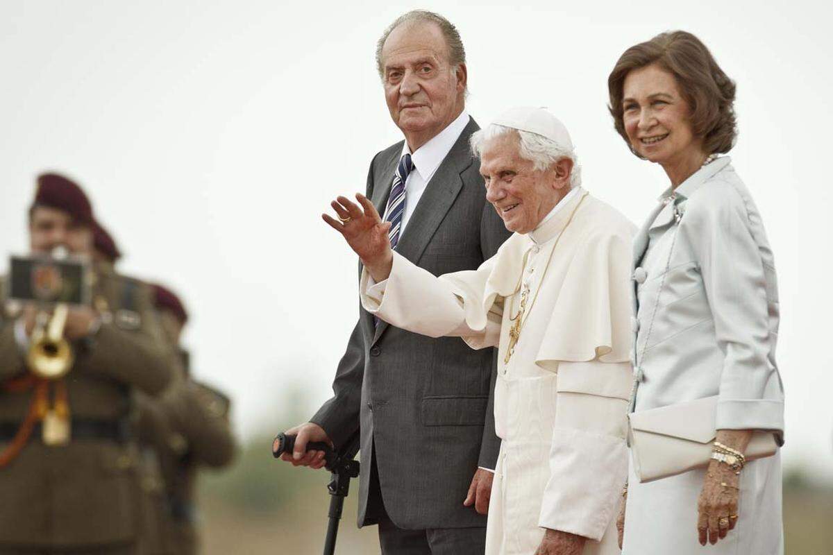 Am Sonntagabend wurde der Papst von König Juan Carlos und Königin Sofia am Flughafen Madrid-Barajas verabschiedet.