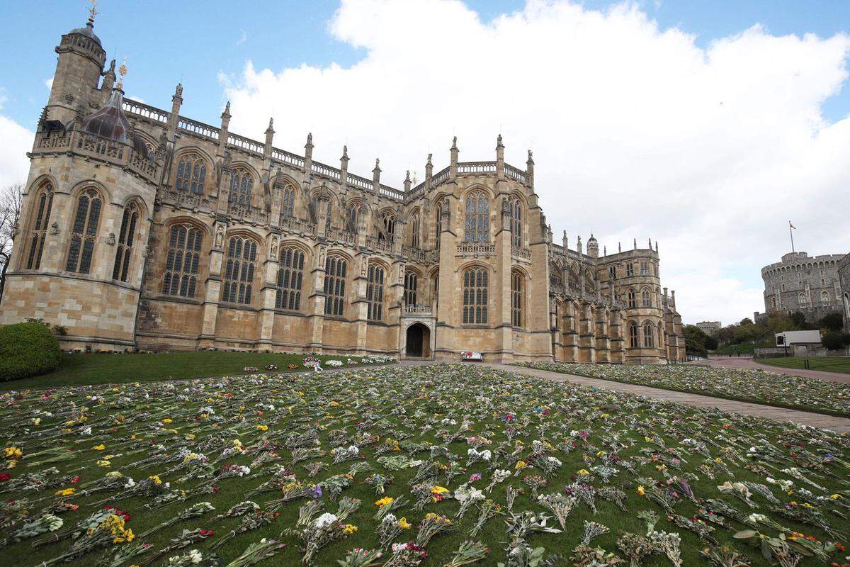 Die Blumen, die die Trauernden vor Windsor Castle hinterließen, wurden auf der Wiese vor der Kapelle aufgelegt.