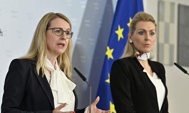 Wirtschaftsminsterin Margarete Schramböck (li) und Arbeitsministerin Christine Aschacher