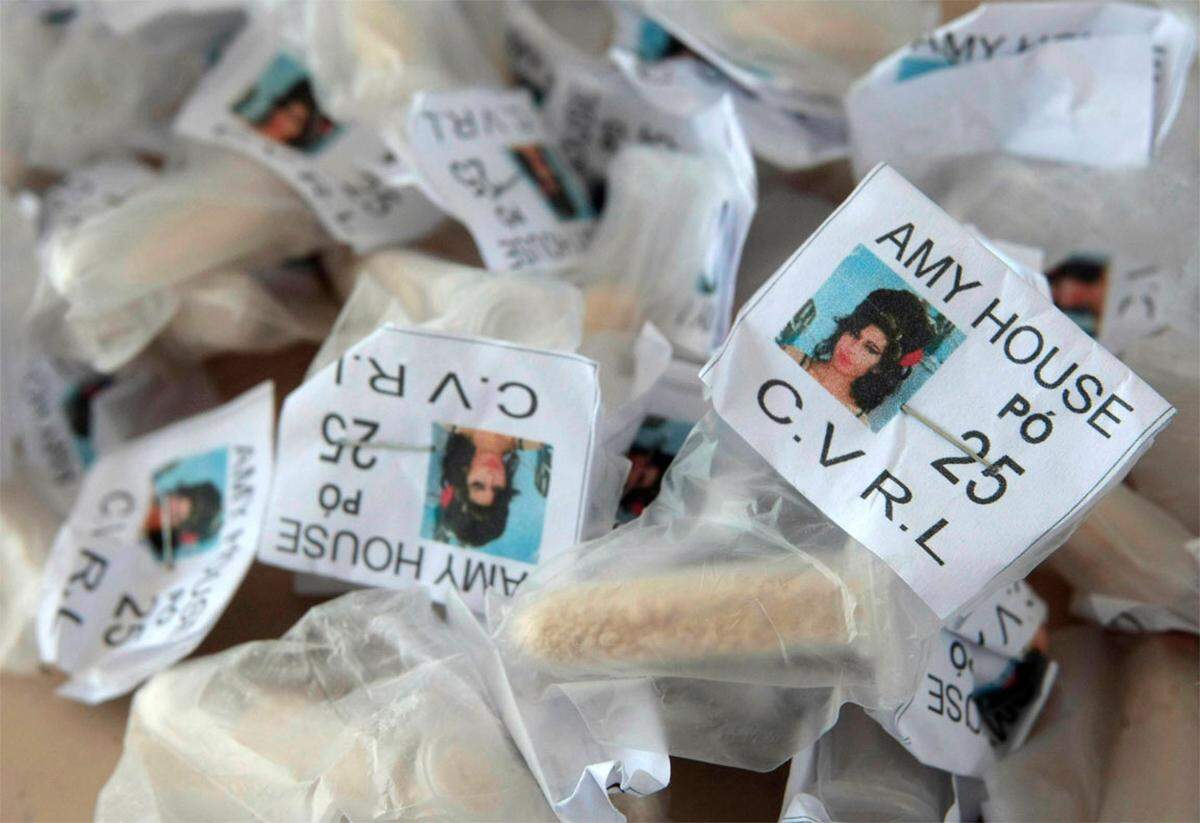 Eine Bande brasilianischer Drogendealer hatte das Konterfei der verstorbenen britischen Soulsängerin Amy Winehouse auf kleine Plastikpäckchen geklebt. Der Inhalt: Kokain. Winehouse war im Juli im Alter von 27 Jahren tot in ihrem Wohnhaus im Londoner Stadtteil Camden gefunden worden. Die Todesursache ist noch nicht geklärt.