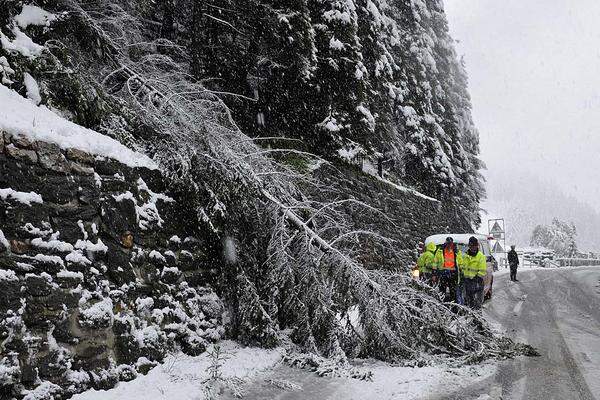 Wegen der winterlichen Bedingungen wurden in Tirol das Timmelsjoch und das Hahntennjoch gesperrt.