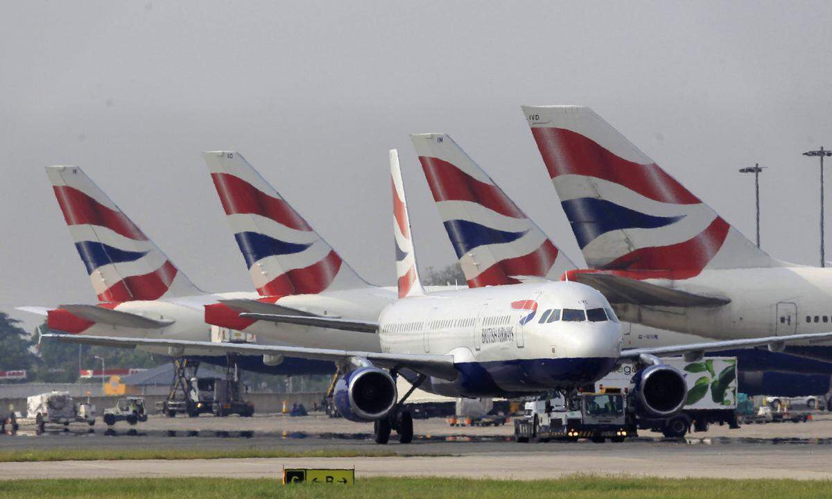 Bei einem No-Deal-Brexit würden viele Airlines ihre Lizenzen verlieren, um von und nach Großbritannien zu fliegen. Die britische Regierung will europäischen Airlines deshalb vorübergehend Sondergenehmigungen ausstellen, sofern britische Fluggesellschaften diese auch von der EU bekommen. Auch für die EU-Kommission gehört der Luftverkehr zu den "vorrangigen Bereichen" für Notfallmaßnahmen.