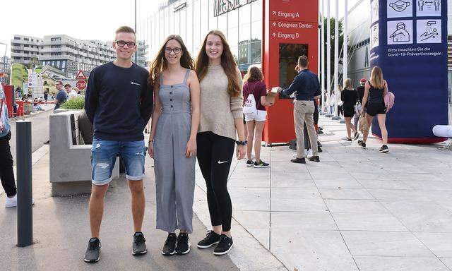 Tobias (19), Hannah (19) und Cara (18, v.l.n.r.) nahmen am Medizinaufnahmetest in der Wiener Messe teil.