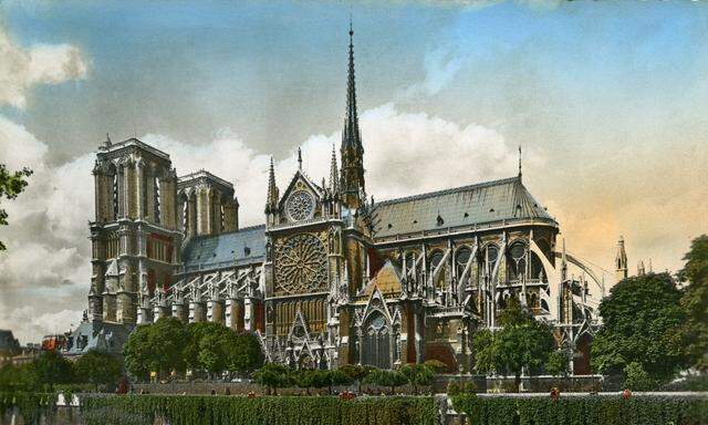 So war sie nun einmal 160 Jahre lang der Welt vertraut: Postkarte aus den 1950er-Jahren mit einem kolorierten Foto der Kathedrale Notre-Dame am Pariser Seineufer.