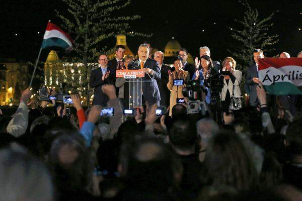 "Wir können die Bedeutung dieses Siegs heute noch gar nicht ermessen", so ein euphorischer Orbán. Die Partei habe einen "Europa-Rekord" aufgestellt, da sie unter den europäischen Parteien die größte Unterstützung erzielte.