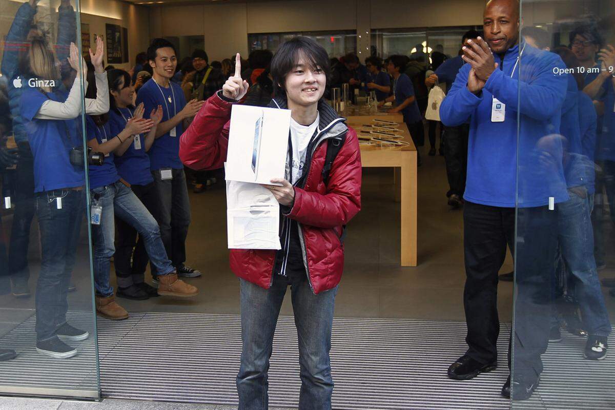 Ryu Watanabe war dann der erste glückliche Besitzer des neuen iPads in Japan.