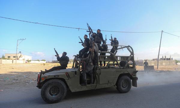 Militante Palästinenser am Samstag im Süden Israels.