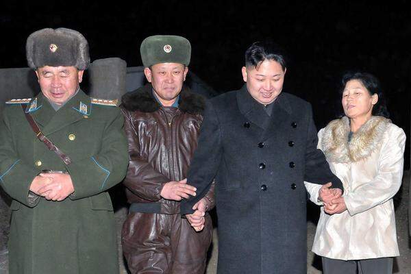 Nordkoreas Diktator Kim Jong-un hält gerne Händchen. Schon kurz nach dem Tod seines Vaters Kim Jong-il sah man ihn auf vielen Fotos Arm in Arm und Hand in Hand mit Militär-Angehörigen. Einige westliche Medien haben das als Zeichen für Schwäche und Abhängigkeit von den Generälen ausgelegt. Allerdings ist es in vielen asiatischen Ländern nichts ungewöhnliches, auch Männer Hand in Hand durch die Straßen gehen zu sehen.