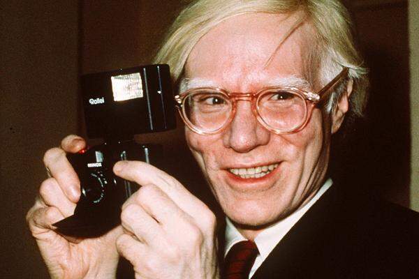 Andy Warhol (1928-1987): In den 1970er Jahren kreierte der US- Popstar seine umstrittenen "Oxidationsbilder". Er urinierte auf mit Kupferfarbe präparierte Leinwände und ließ mit seinem Penis als Pinsel aus Spritzern grüne Wolken entstehen.