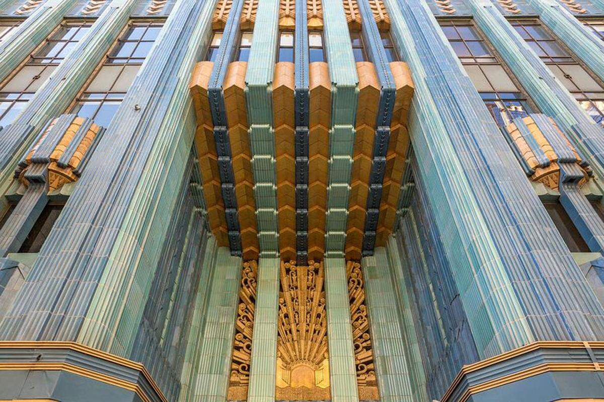 Das 13-stöckige Eastern Columbia Building, in dem sich die Wohnungen von Johnny Depp befinden, wurden von Claud Beelman 1930 im Art Deco-Stil entwickelt.
