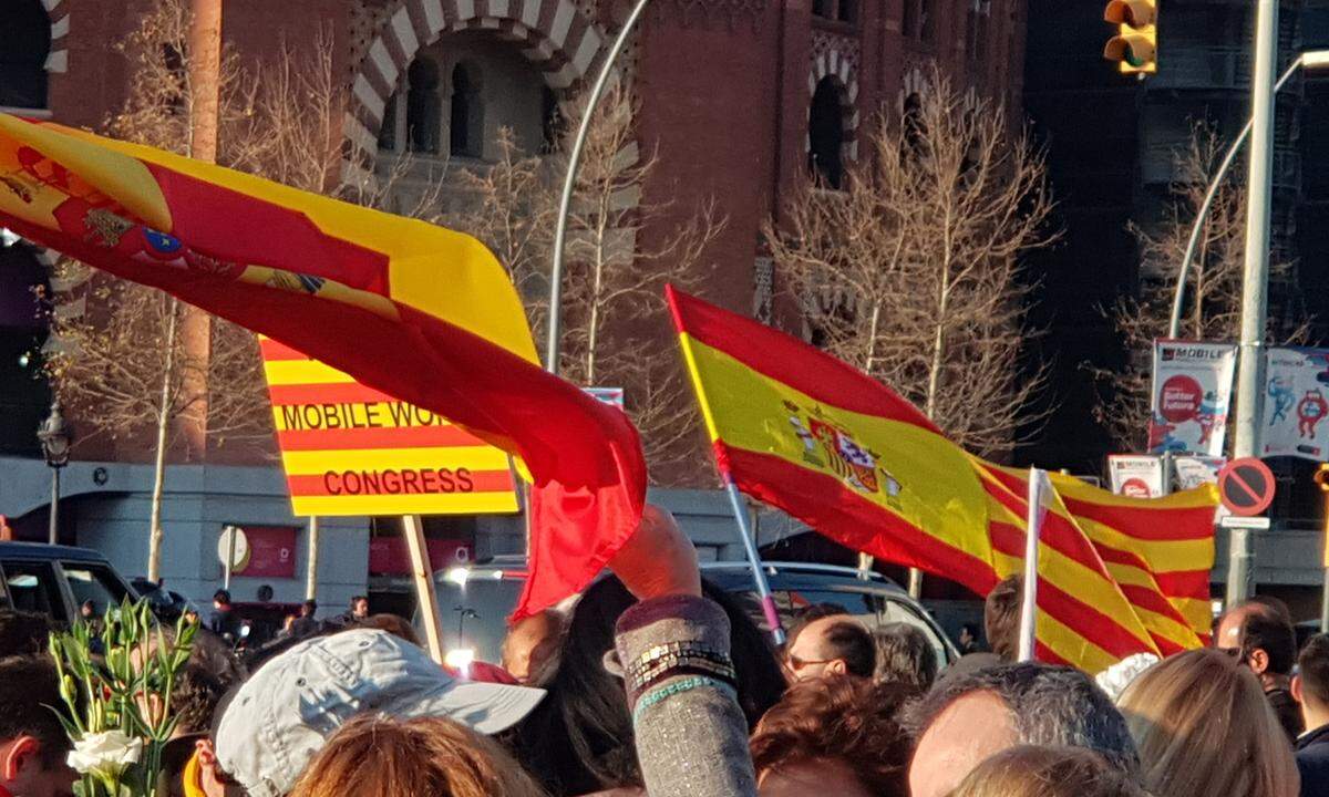 Abseits der Messe spielte auch die derzeitige politische Situation in Barcelona eine Rolle. Am Sonntag begrüßte eine Handvoll Demonstranten - vor allem ältere Personen - die ankommenden Besucher aus den 205 Ländern am stark befahrenen Placa de Espana. Sie machten sich singend, tanzend und mit Blumen wedelnd für ein vereintes Spanien stark. Am nächsten Tag folgte die Gegendemonstration, die vor allem aber auch die Freilassung der inhaftierten Separatisten forderten. 