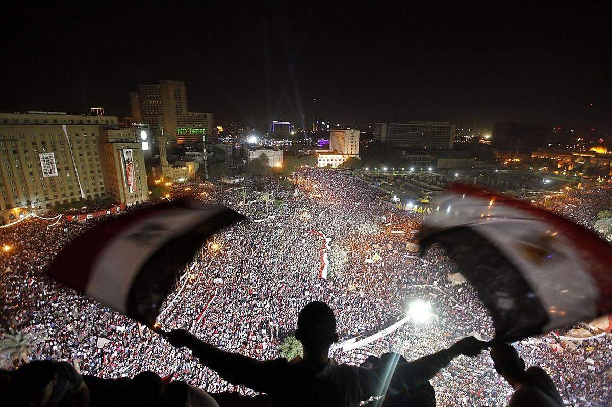 Unzählige Gegner von Mohammed Mursi gingen in der Nacht auf Samstag in Kairo auf die Straße ...