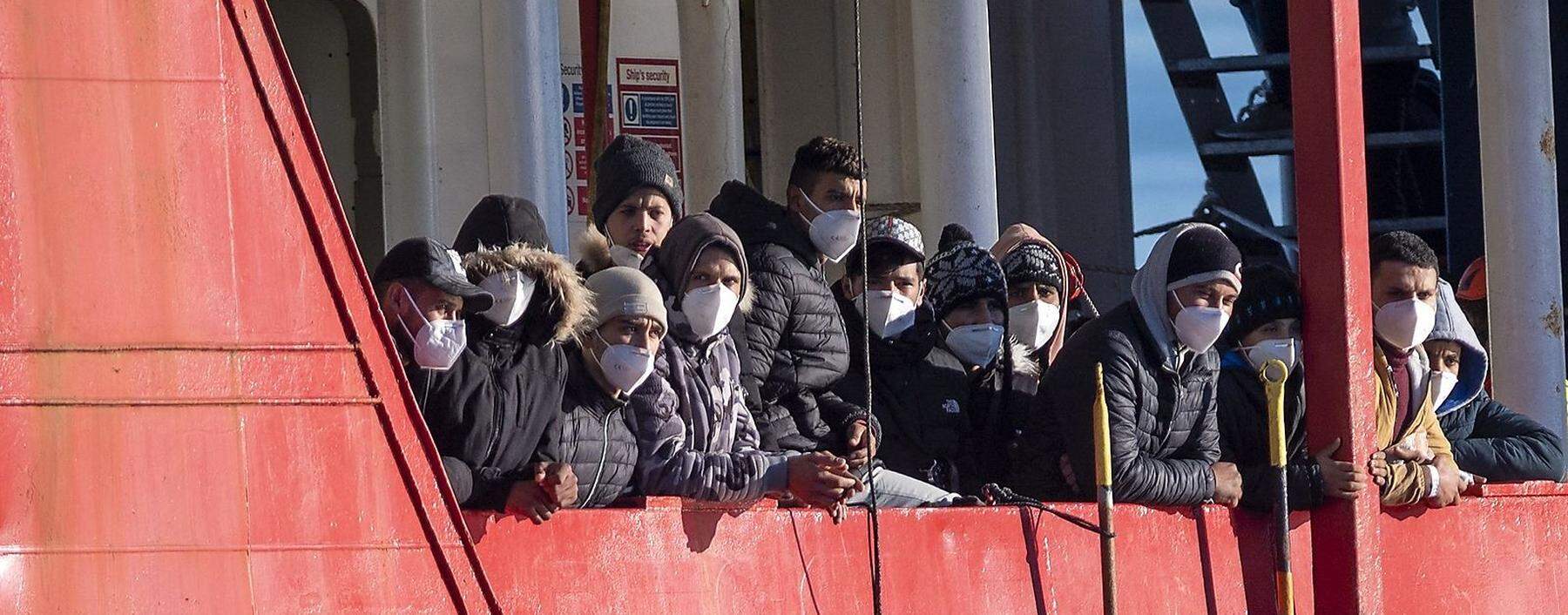 Ein Bild vom 24.12., als das deutsche Rettungsschiff &quot;Sea Eye 4&quot; über 200 Ein Bild vom 24.12., als das deutsche Rettungsschiff &quot;Sea Eye 4&quot; mehr als 200 Migranten nach Sizilien brachte.nach Sizilien brachte.