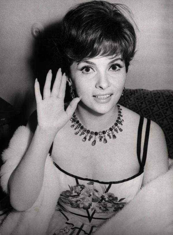 Gina Lollobrigida bietet auch noch im hohen Alter großes Kino. Es geht um Heiratsschwindel, Entmündigung, Prozesse sowie Familienstreit. Und auch sonst erfüllt die italienische Filmdiva fast alle Klischees. Vollbusig ist sie, ein Sexsymbol, das es von Italien nach Hollywood geschafft hat und mit ihrer ärgsten Konkurrentin Sophia Loren das "Duell der Diven" austrug. Am 4. Juli wird "La Lollo" 90.
