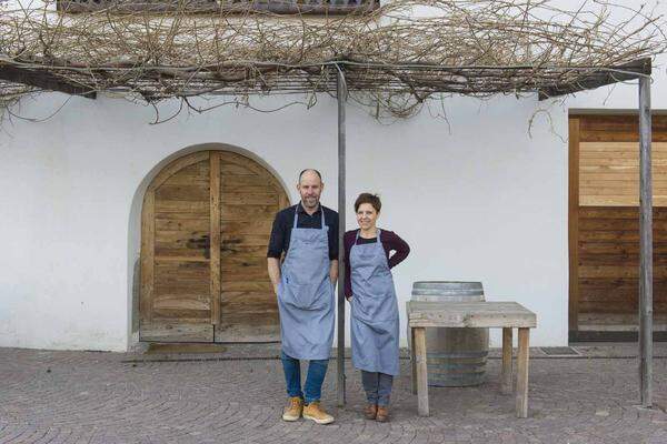 Im Eisacktal, gleich bei Brixen und nur eine kurze Fahrt von Villnöss entfernt, führen die Hubers den Griesserhof. Hier kann man urlauben, speisen und vor allem guten, regionalen Wein trinken: Zum Hof gehören eine Buschenschank und ein eigenes Weingut.