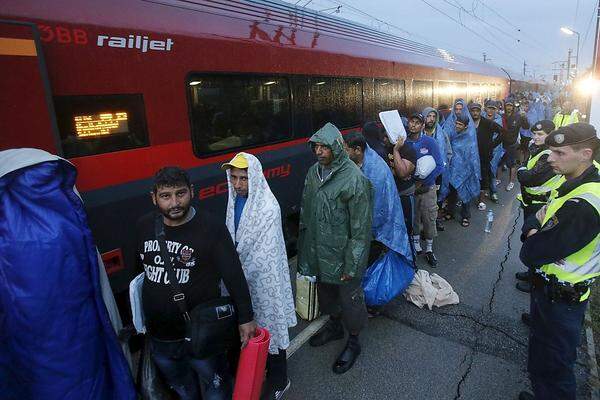 Die letzten zwei Wochen waren geprägt von Meldungen über Flüchtlinge auf dem Weg in Richtung Österreich und vor allem Deutschland. Ein Strom, der derzeit nicht abreißt. Zehn Dinge, die wir daraus gelernt haben.   Von Klemens Patek